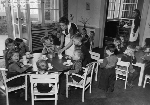 Betriebliche Kinderbetreuung am Stahlwerk Riesa (April 1951)